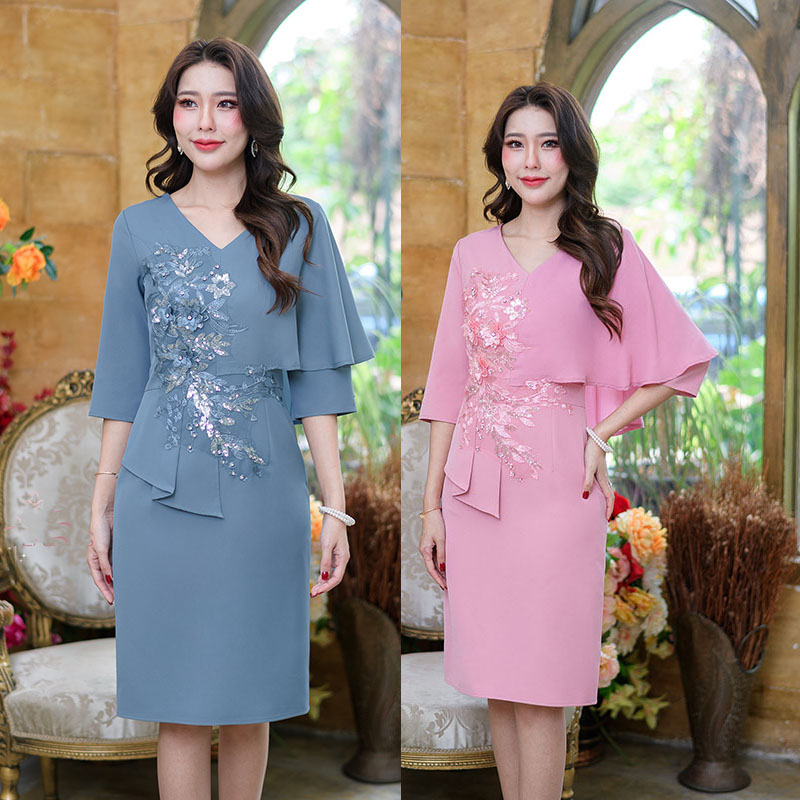 kudapy เดรสสั้นสีฟ้าคราม/สีชมพู ดีไซน์แขนศอกดีเทลเอวจับจีบทวิสและแต่ดอกไม้เลื้อยอกถึงเอว ช่วงแขนซ้ายจะดีไซน์คลุมไหล่ข้างเดียวเป็นปีกค้างคาวสวยมาก