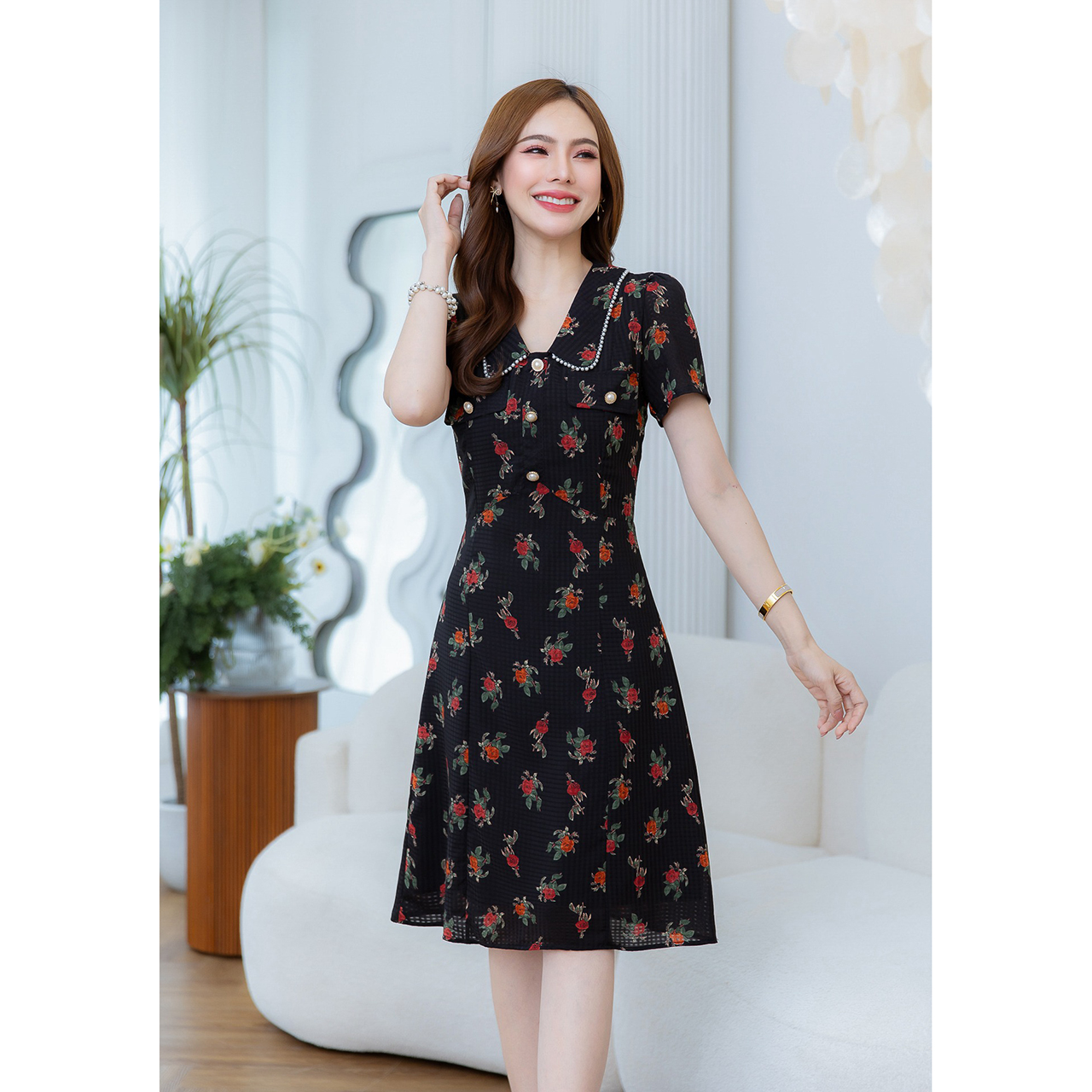 kudapy เดรสสั้นสีครีม/สีดำ ลายดอก เป็นเดรสคอปกแต่งมุก ช่วงอกมีดีเทลแต่งกระดุม ผ้านิ่มทิ้งตัวใส่สบาย