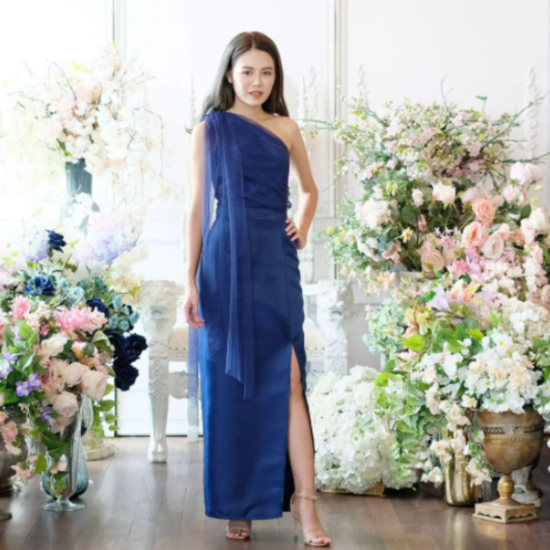 kudapy เดรสไหล่เฉัยงแต่งสีกรมท่า/สีชมพู/สีครีม/สีโอรส เดรสยาวใส่ออกงาน ผ้าเนื้องาวทรงสวยตามแบบ