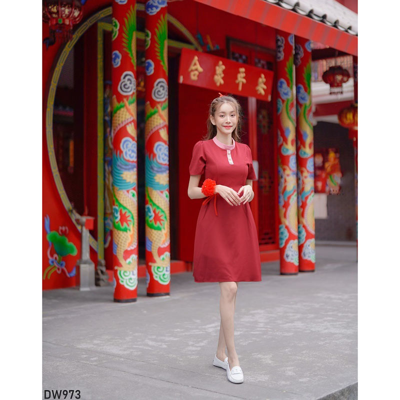 kudapy เดรสสั้นสีแดงสีดำ/สีน้ำตาล คอกลมแต่งกระดุม ใส่ไปงานตรุษจีน ใส่ทำงาน สวยดูดีน่ารัก