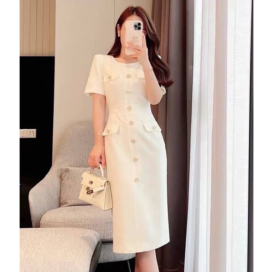 kudapy เดรสสั้นสีขาวแต่งกระดุมเงิน ทรงสอบยาว ทรงสวยมากก ตัวเดรสมีฟองน้ำในตัว เย็บขอบที่เอวให้เป็นทรงเข้ารูปสวย