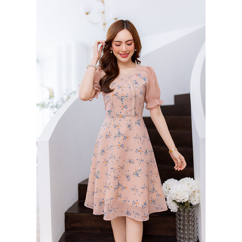 kudapy เดรสสั้นสีฟ้าคราม/สีน้ำตาลอ่อน ชีฟอง ลายดอก มีดีเทลช่วงอกเย็บไขว้ แต่งด้วยตัวแต่งอัดพลีทและลูกไม้เล็กๆช่วงคอ