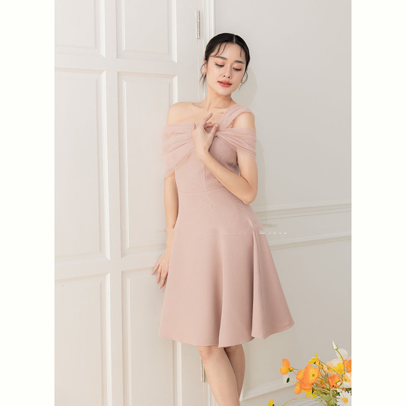 kudapy เดรสสั้นสีโอวัลติน/สีน้ำตาล/สีแดง พรางช่วงแขนแบบดีงามไม่เยอะไป กระโปรงบาน ทรงน่ารักมาก แถมพรางสะโพกได้ด้วย