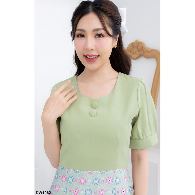 kudapy เดรสสั้นสีขาว/สีม่วง/สีเขียว ผ้าพิมพ์ลายไทย ผ้าเรียบช่วงบนใส่ไปทำงาน แต่งกระดุมกลางอก งานซิปหลัง