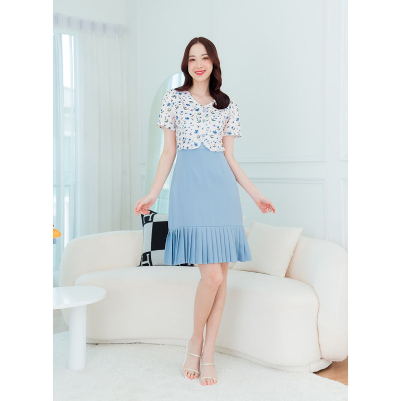 kudapy มินิเดรสสั้นสีฟ้า/สีขาว/สีแดง เข้ารูป ปลายกระโปรงจีบระบาย คอปกลายดอกแต่งซิปด้านหลัง ทรงสวย