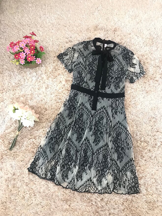 ชุดเดรสพื้นสีขาวครีมทอลายเส้นสีดำ แต่งโบวผูกด้านหน้า ผ้าลูกไม้เนื้อนุ่มากๆๆ ซิบหลังอย่างดี