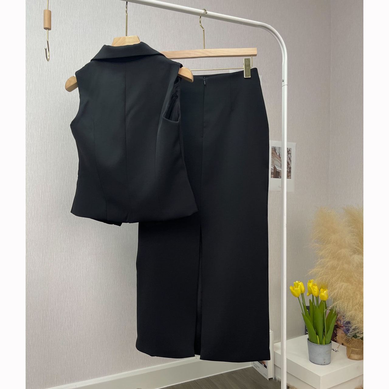 kudapy ชุดเซ็ทเสื้อแขนกุดกับกระโปรงยาวสีดำ ตัวเสื้อคอปก กระดุมจริงสีทองรูปหัวใจ มีซับในอย่างดี