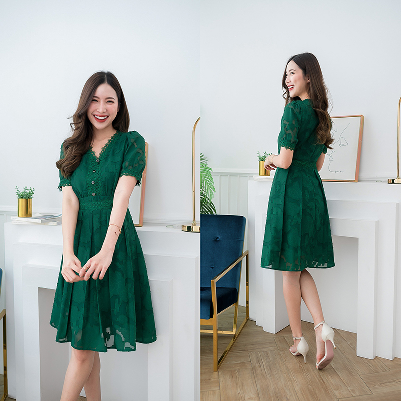 kudapy เดรสสีเขียว/สีดำ ผ้าญี่ปุ่นทอ มีลายในตัว ผ้าสวยเรียบหรูแต่งลูกไม้รอบคอ รอบแขน และรอบเอว