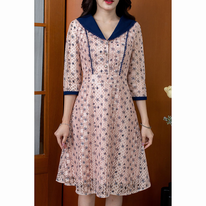 kudapy เดรสสั้นสีกรม/สีชมพู ลูกไม้คอปก ผ้าพิมพ์ลายดอกน่ารัก มีดีเทลปกตัดสีตัดกับผ้าลูกไม้สวยเก๋ เป็นกระดุมหน้าเปิดใช้งานได้