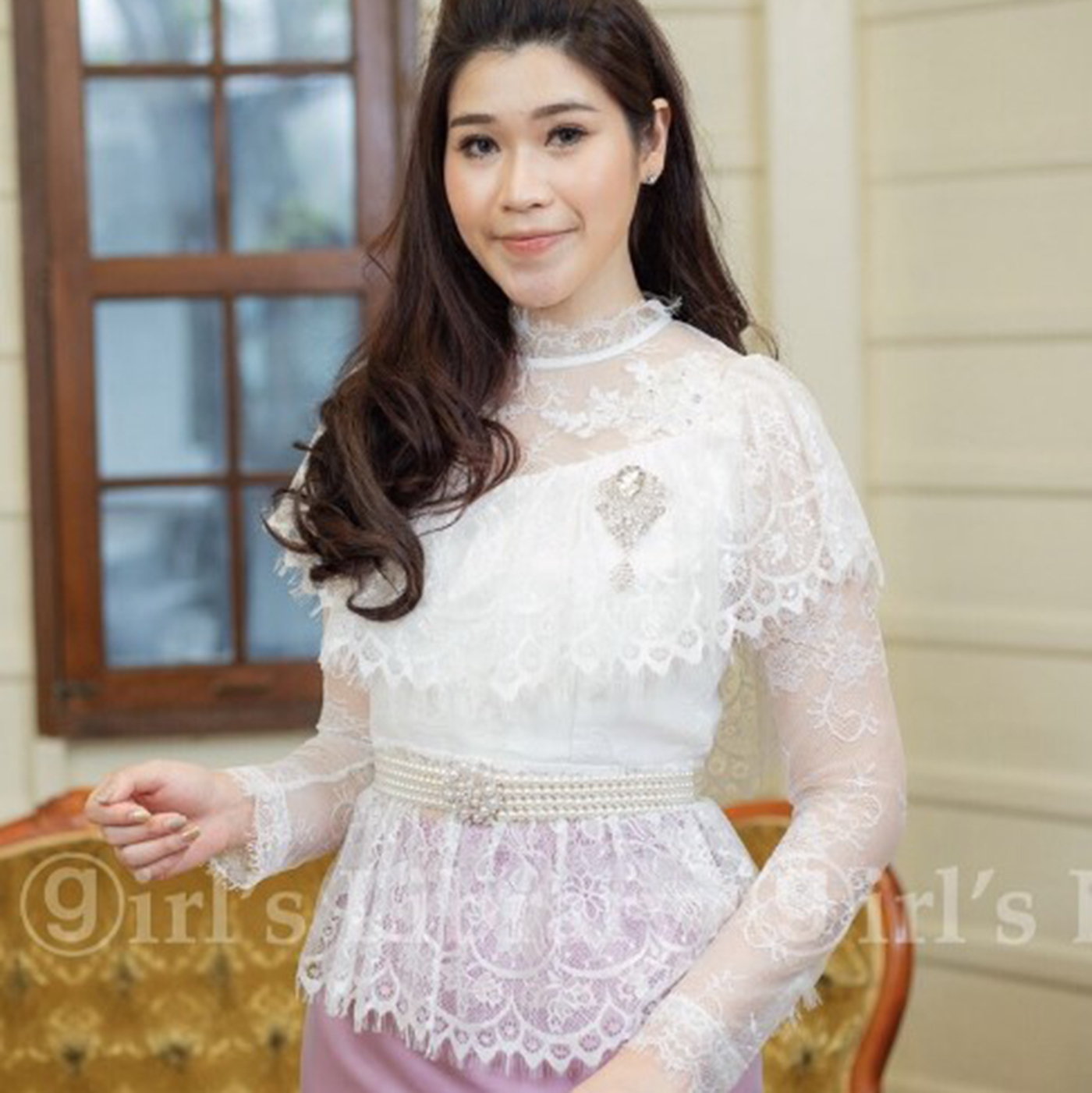 kudapy เสื้อลูกไม้เนื้อนิ่มสีขาว/ชมพู/ครีมทอง/ฟ้า แขนยาว คอปิด ระบายรอบไหล่เย็บแต่งดอกไม้สามมิติช่วงไหล่ด้านหน้า เอวระบายบาน ผ้าลูกไม้นิ่มยืดหยุ่นเนื้อเงา