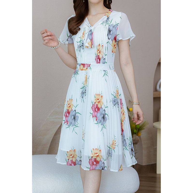 kudapy เดรสสั้นสีขาว/สีกรม ชีฟองกระโปรงพลีท มีดีเทลตีเกล็ดแต่งลูกไม้ช่วงอก งานละเอียดสวย มีไทชีฟองเล็กเพิ่มกิมมิกให้ชุด