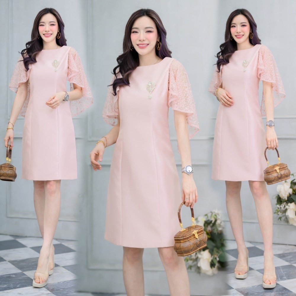 kudapy เดรสสั้นผ้าลูกไม้สีชมพู/สีทอ ปีกค้างคาวแต่งระบาย มีซับใน ชิปซ่อนหลัง