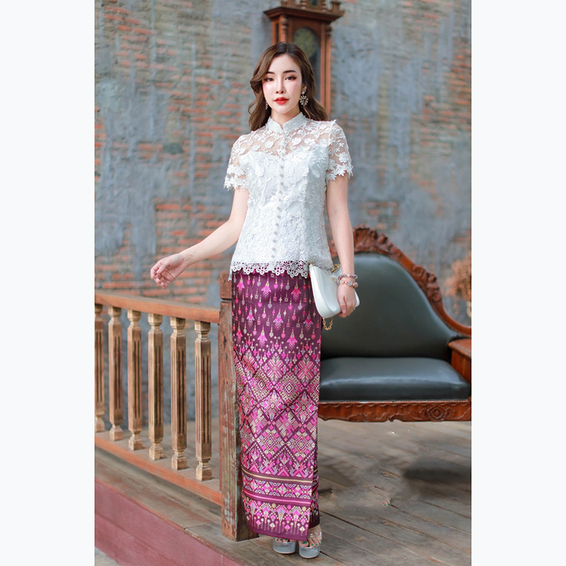 kudapy เซทลูกไม้ปัก 3D ดอกลอย ยกนูน คอจีน ซับใน 2 ชั้น อย่างดี แต่งมุขเรียงยาวถึงชายเสื้อ ซิปหลัง /ผ้าถุงสำเร็จรูป