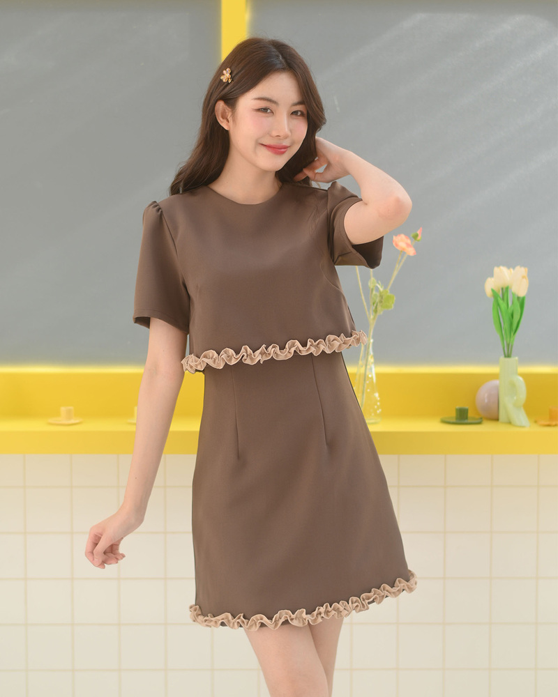 kudapy เดรสแขนสั้นคอกลม แต่งรูดระบายชายเสื้อและกระโปรง รูดยกไหล่พองเบาๆ ผ้าเนื้อหนานุ่มมีน้ำหนักทิ้งตัวสวย
