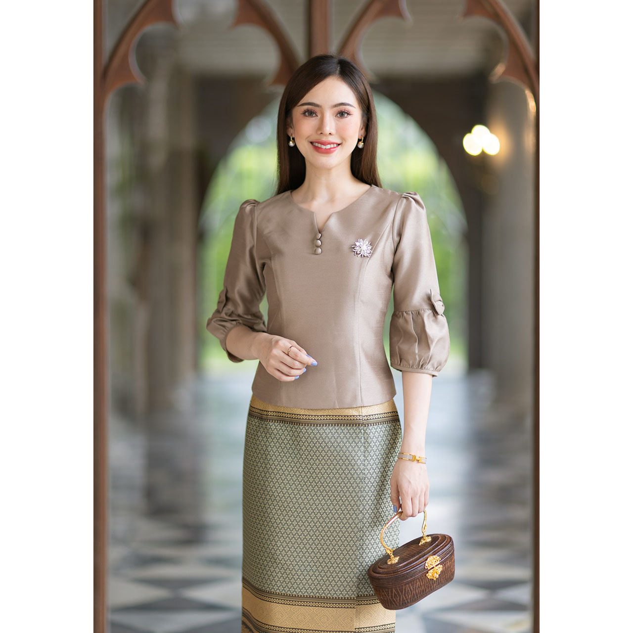 kudapy เสื้อสีขาว/สีชมพู/สีแดงเลือดหมู/สีน้ำตาล เนื้อผ้าทอ เนื้อเบาสบาย ใส่สบายผิว มีลายเส้นในตัว ใส่คู่กับ ผ้าไทยลายแพรวา หรือ ผ้าลายกวินตาทอสอดดิ้นหรูหรา