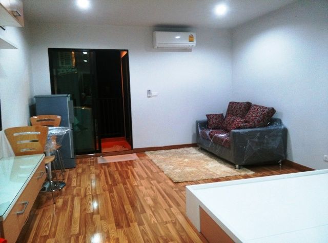 ให้เช่าคอนโดพร้อมเข้าอยู่วิวสระว่ายน้ำรีเจ้นท์ โฮม 15 แจ้งวัฒนะ