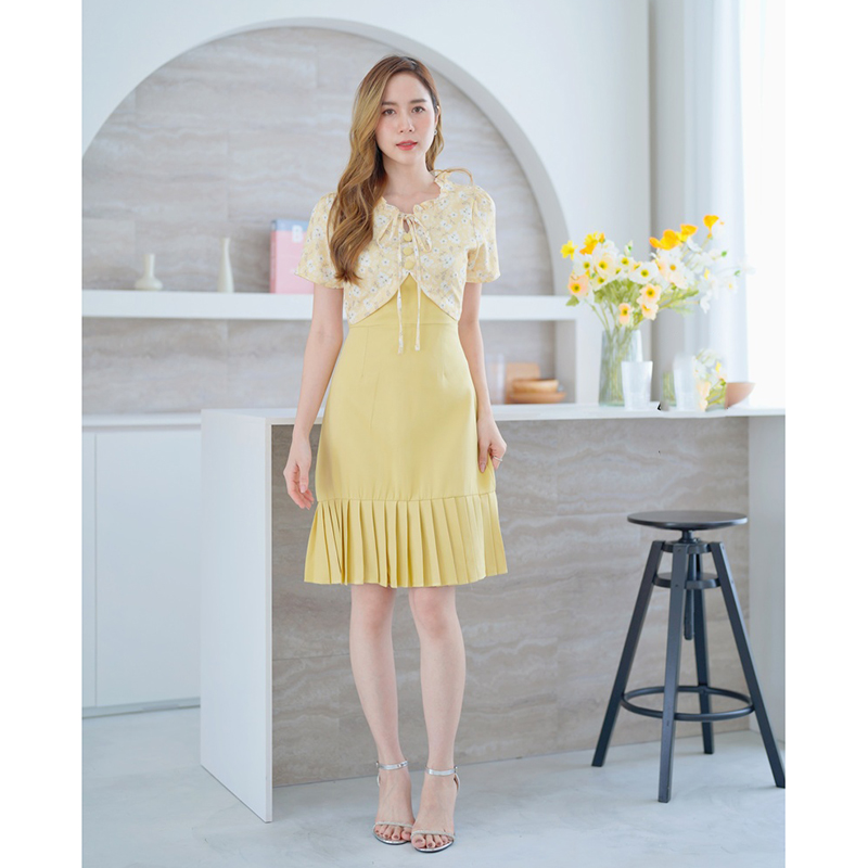 kudapy เดรสสั้นสีเหลือง/สีชมพู ลายดอกชายอัดพลีทอกผูกเชือก