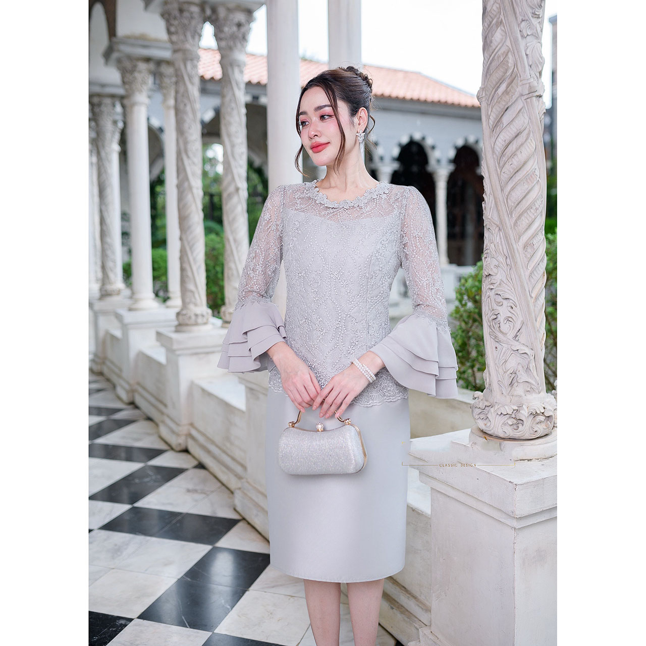 kudapy เดรสผ้าไหม แต่งลูกไม้ ดีไซน์แขนยาวปลายระบายสามชั้น ทางร้านให้ช่างดีไซน์เย็บปลายแขนซ่อนด้าย