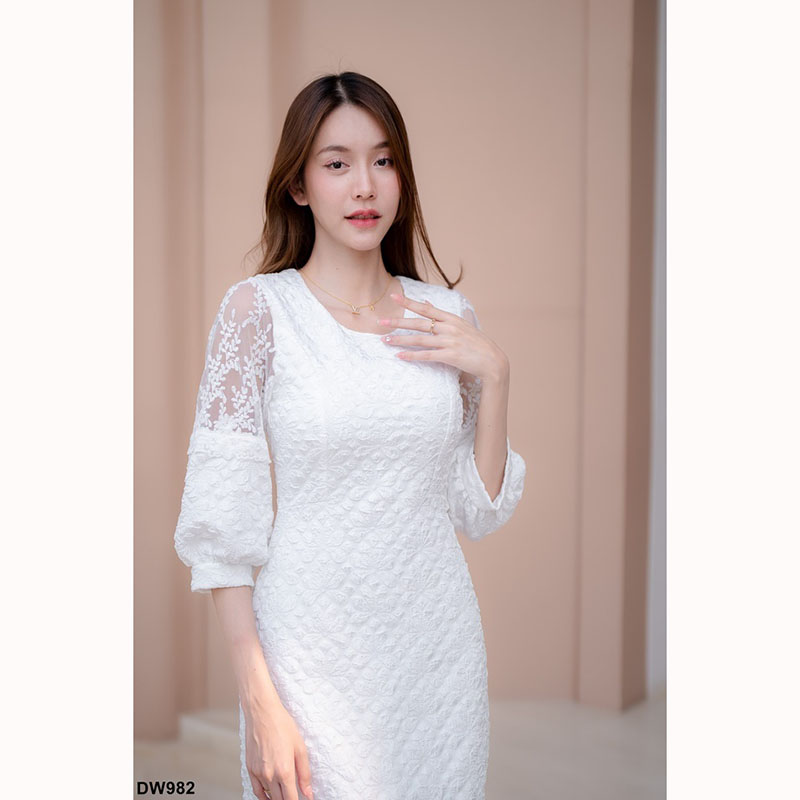 kudapy เดรสสั้นสีชมพู/สีขาว/สีแดง ผ้าทอลายนูนดอกไม้แขนตาข่าย