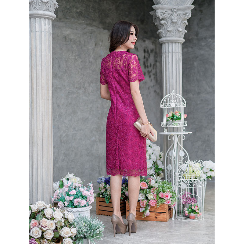 kudapy เดรสสั้นสีชมพูบานเย็น ลูกไม้ปักลายสวยงามเนื้อผ้ามีความเงาสวยดูหรูหรา