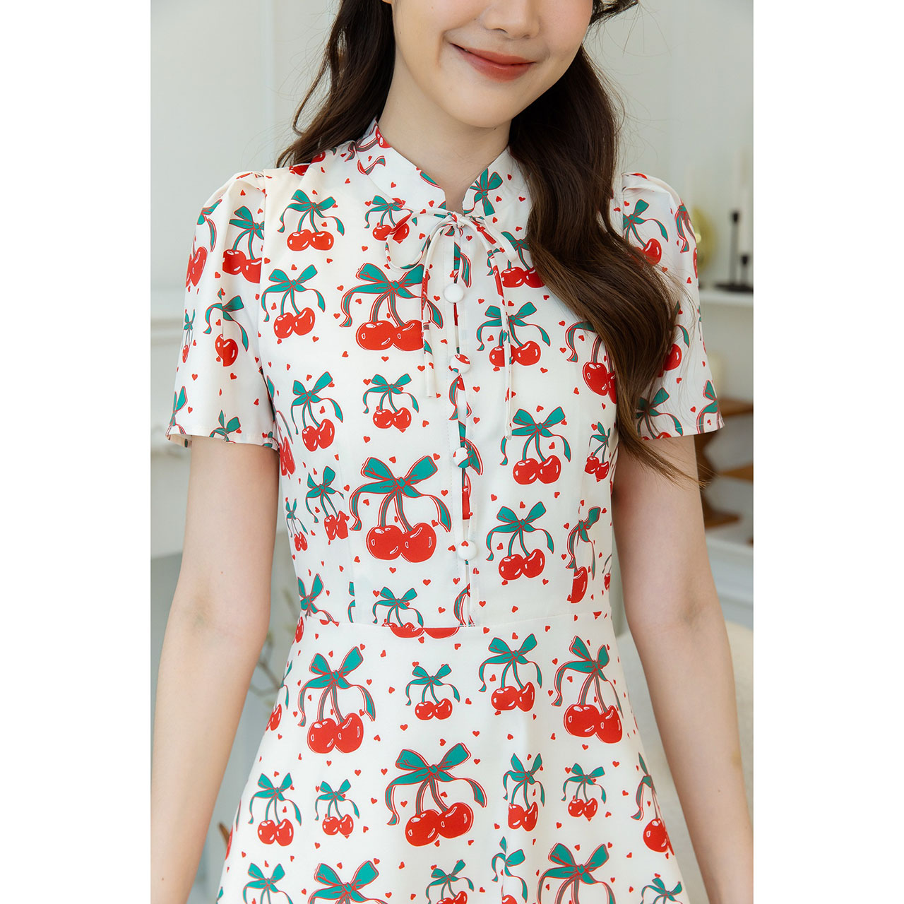 kudapy เดรสสั้นสีแดง/สีครีม คริสต์มาส สไตล์เรียบๆ มีดีเทลผูกโบว์ช่วงคอ แต่งกระดุมปั้ม ลายผ้าพิมพ์เอง โทนคริสต์มาส