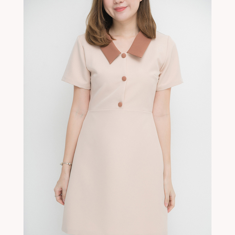 kudapy เดรสสั้นสีเขียว,มัทฉะ,ชมพูเข้ม,เขียวเลมอน,ดำ,ชมพูอ่อน,น้ำตาลเทาหม่น,ครีมชมพู,เทาฟ้า คอปกแขนสั้น กระโปรงทรงเอเล็กๆ แพทเทิร์นตัดต่อกลางตัวเสื้อแต่งกระดุมปั๊มสีเดียวกับปก