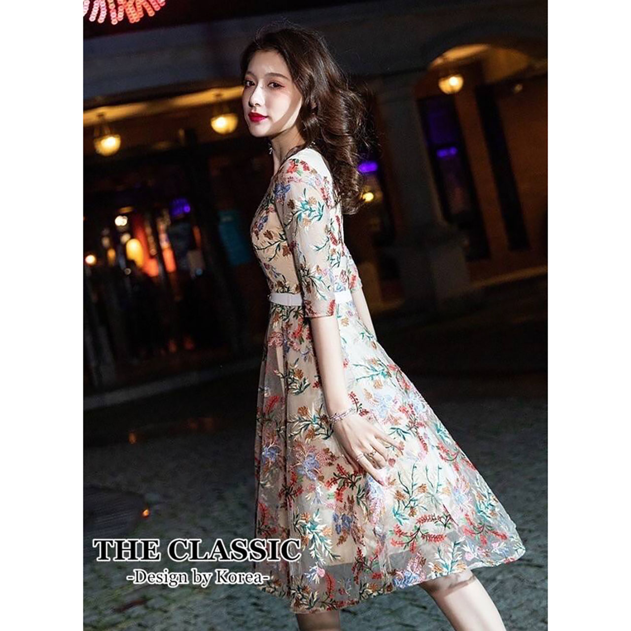 kudapy เดรสงานปักแขนสามส่วน ปักลวดลายดอกไม้หลากสี ช่วงล่างทรงเอบานพริ้วจับจีบเล็กน้อย