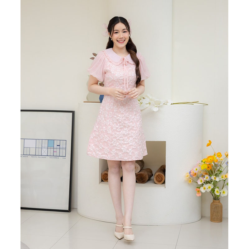 kudapy เดรสสั้นสีชมพู/สีขาว/สีดำ ผ้านูนลายดอกแขนตุ๊กตา งานซิปซ่อนด้านหลัง ใส่สวยไม่ซ้ำ