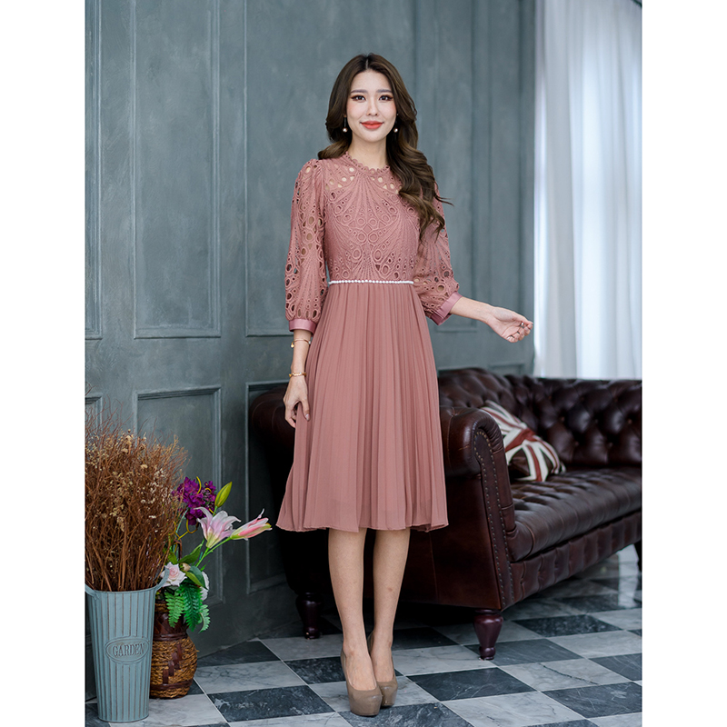 kudapy เดรสสั้นสีน้ำตาล/สีชมพู ดีไซน์แขนยาวจั้มปลายแขน งานแขนพองสวยกำลังดีคะ ช่วงกระโปรงเป็นผ้าชิฟฟ่อนอัดพลีทกระโปรงทรงเอ