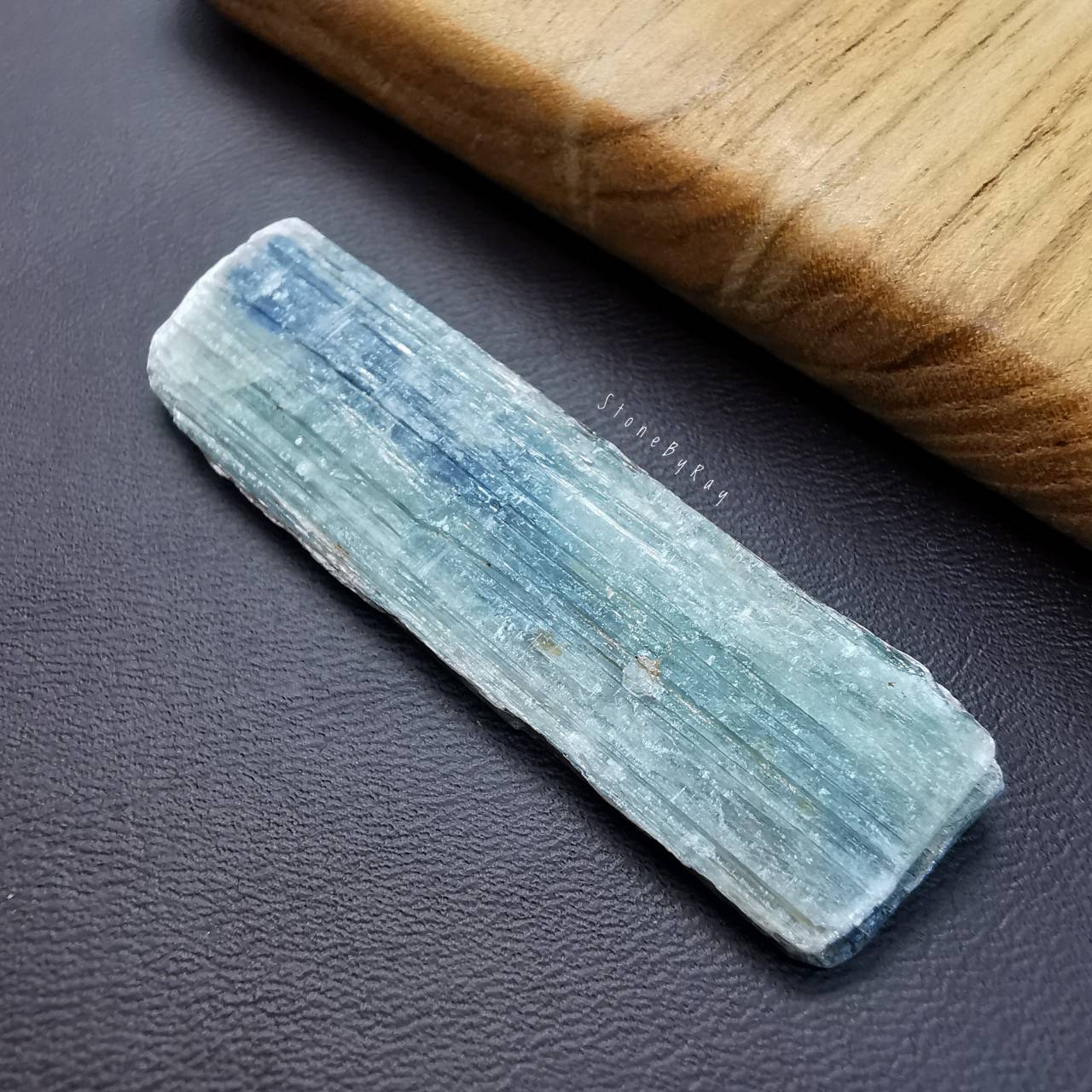 หินไคยาไนท์ผลึกก้อนธรรมชาติ (Kyanite)