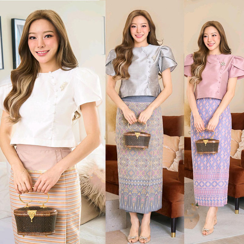 kudapy ชุดเซ็ทเสื้อ+ผ้าถุงสีม่วง/สีขาว/สีเทา เสื้อผ้าไหม4 เส้นอัดกาวสีเดียวกับเสื้อ งานสอยชาย แต่งกระดุมหน้าสวยดูดี ใส่ออกงานบวกงานแต่ง ชุดคุณแม่