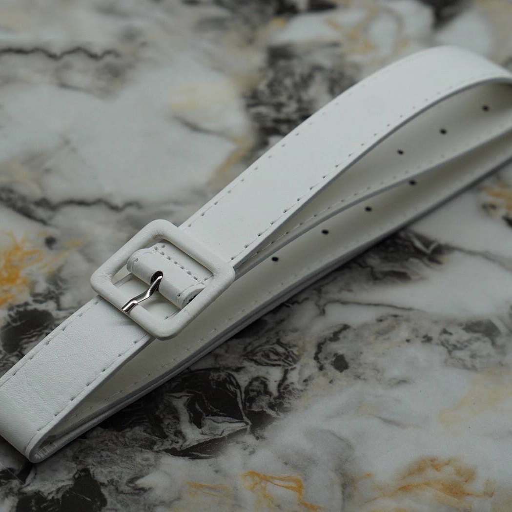 kudapy เดรสยาวกลางน่อง ผ้าลูกไม้ยาวทรงสอบ คอวีแต่งกระดุมทองด้านหน้า มีซิปหลัง กระเป๋าจริงทั้ง 2 ข้าง