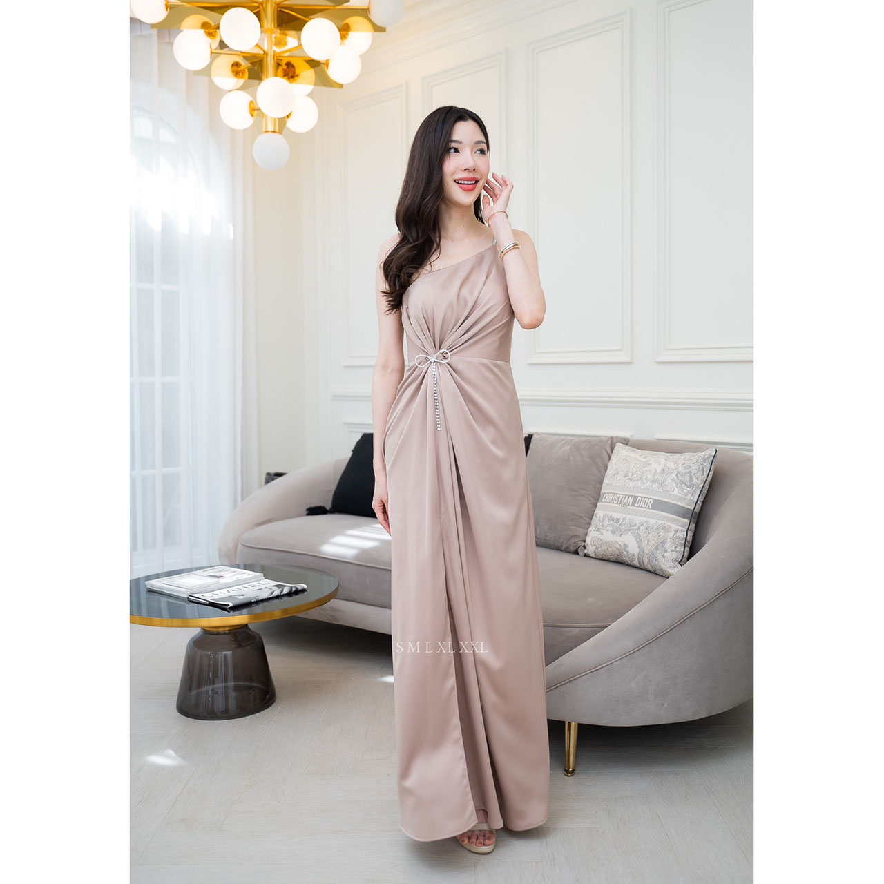 kudapy เดรสยาวสีโอวัลติน/สมิ้นอมฟ้า/สีชมพูกลีบบัว/สีกรม/สีชาเขียว ชุดราตรียาวไหล่เบี่ยงสายเพชรแต่งมัดเอวติดเข็มกลัดเพชรโบว์ งานพรีเมี่ยมผ้าเครปซาติน ซับในเกรดเอ ซิปด้านหลัง สวยหรู