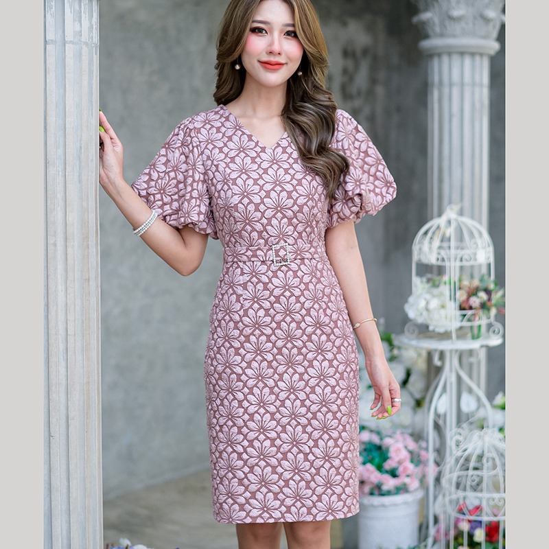 kudapy เดรสสั้นลูกไม้ผ้านูนสามมิติสีดำ /สีชมพูกะปิ เอวแต่งเข็มขัดผ้าหัวเพชร แขนพองเย็บกุ้นด้านในให้เป็นจีบพองดูสวยหรูแบบเก๋มาก