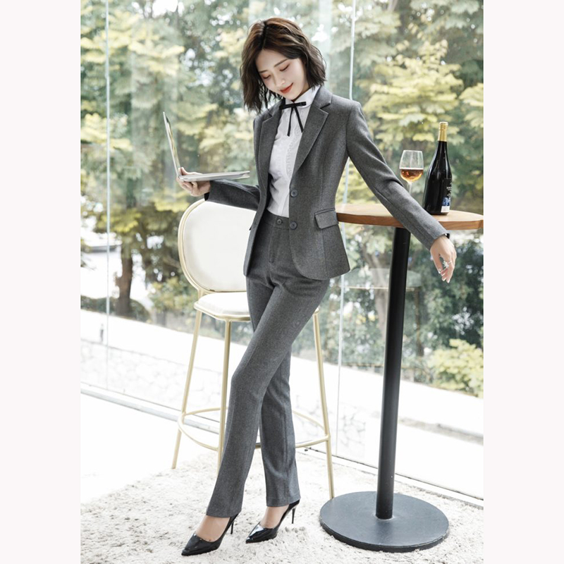 kudapy ชุดสูททำงานสีเทาเข้ม/สีฟ้าคราม แต่งกระดุมคู่พร้อมกางเกง จุดเด่นของชุดนี้คือการออกแบบตัวเสื้อที่เรียบง่ายเป็นแบบปกป้าน