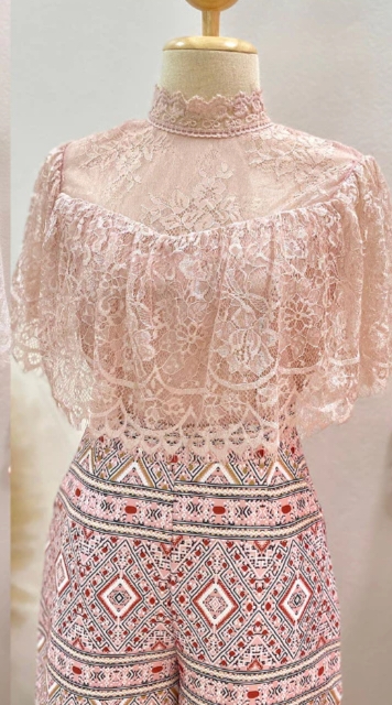 kudapy เซท 2ชิ้น เซตเสื้อลูกไม้แต่งระบายสีขาว,สีชมพู+กางเกงขาบานยาวพิมพ์ลายไทย