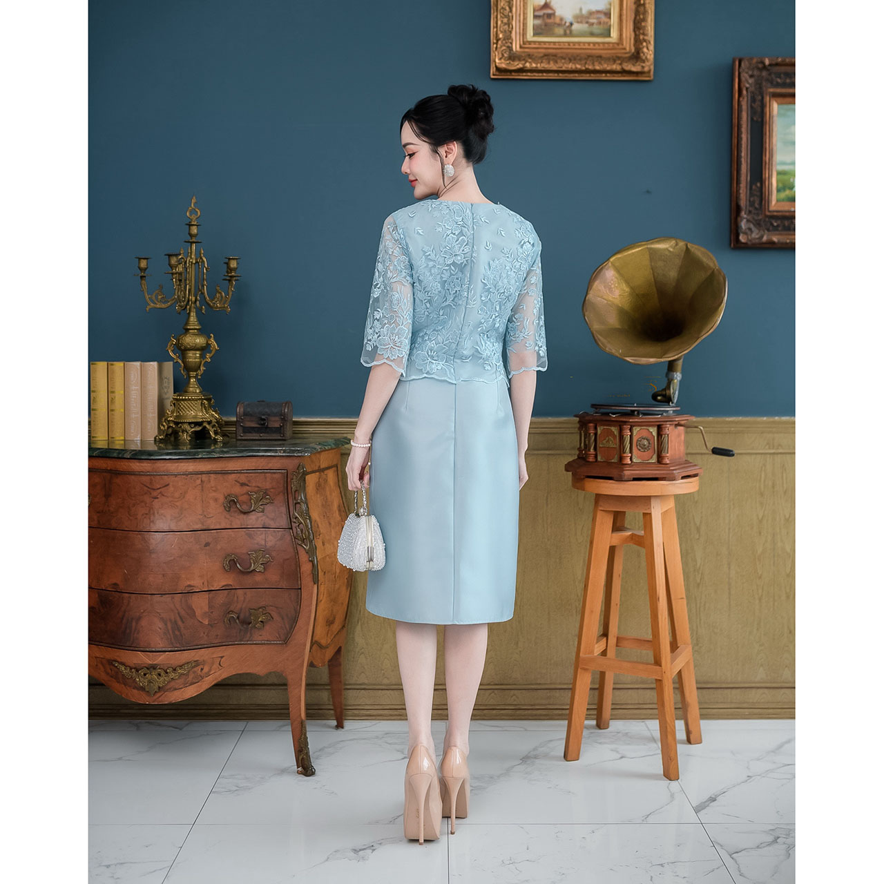 kudapy เดรสสั้น ผ้าไหมช่วงบนดีไซน์เย็บคลุมด้วยลูกไม้ซีทรูปักลายดอกไม้สวยหวาน