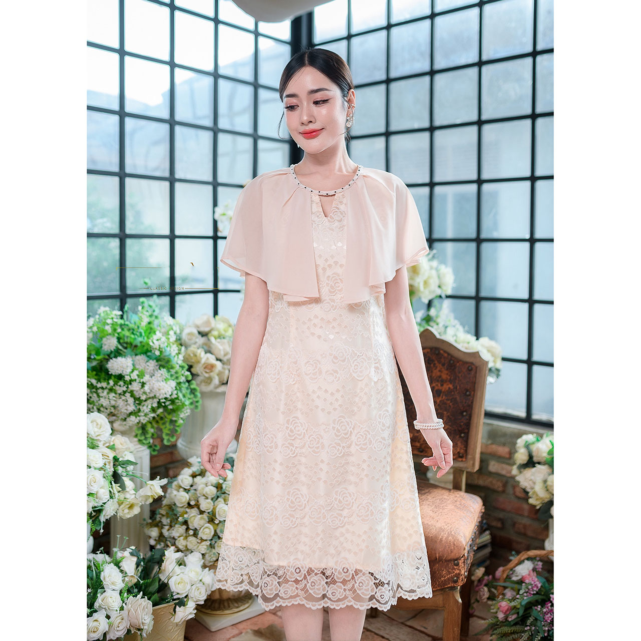 kudapy เดรสสั้นสีครีม/สีดำ ลูกไม้เนื้อนิ่มลายกุหลาบ เดรสทรงบานเล็กน้อยตีเกร็ดหน้าหลังเข้าทรง ช่วงไหล่แต่คลุมระบายด้วยผ้าชีฟอง พรางต้นแขนได้