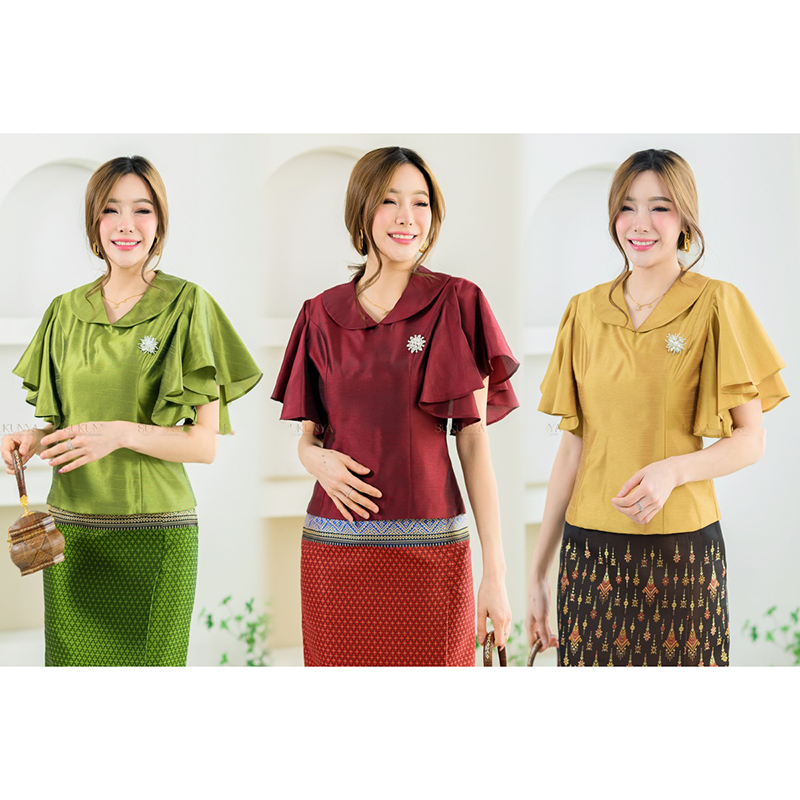 kudapy เสื้อผ้าไหมตะวันเส้นขีดสีเขียว/สีแดงเข้ม/สีทอง ตัวเสื้ออัดกาวมีซับในผ้าCotton แขนทรงพุ่มระบายสายงาม คอวีแบบปก ซิปข้างแบบซ่อน (เฉพาะเสื้อ)