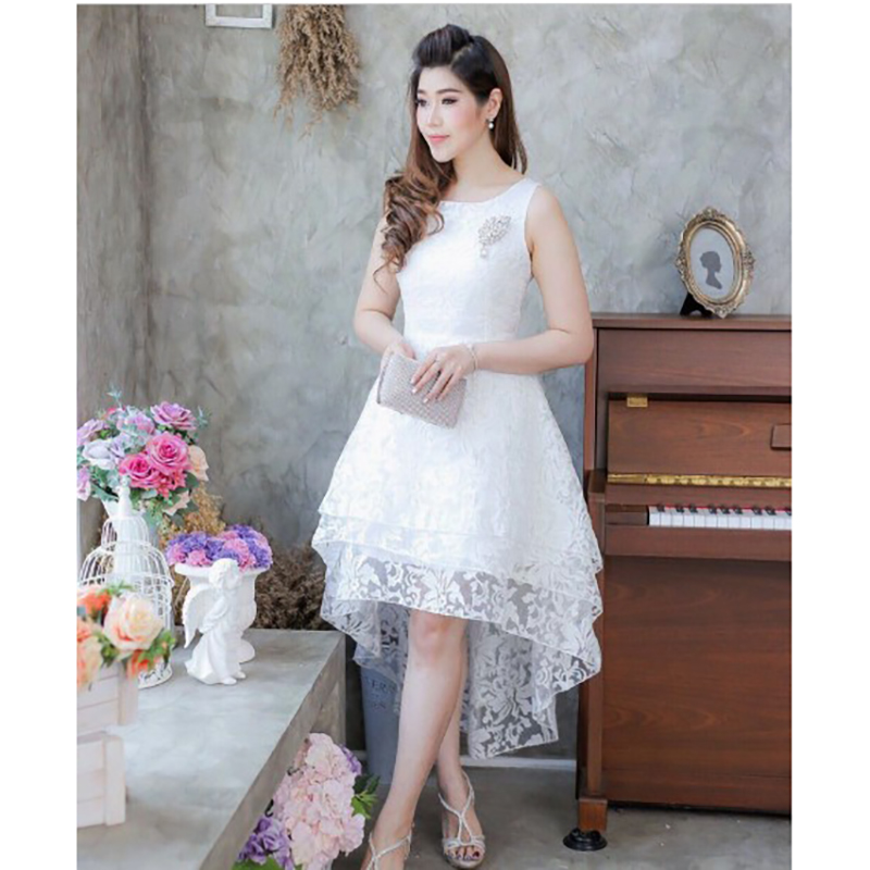 kudapy เดรสสีขาว กระโปรงหน้าสั้นหลังยาวลูกไม้ แขนกุด เย็บซ้อนระบาย 3ชั้น เนื้อผ้าไหมแก้วปักลายสวย อยู่ทรงตามรูป