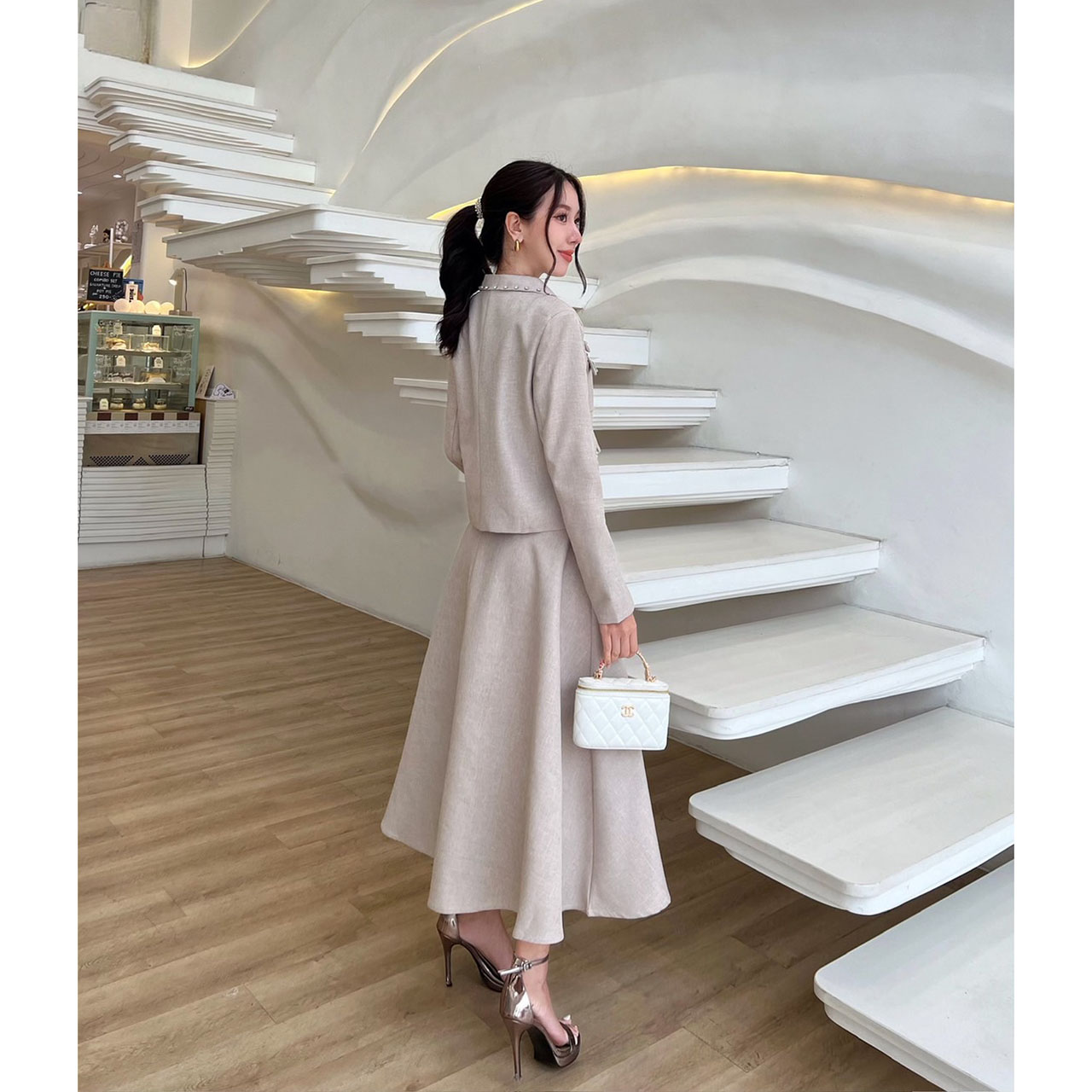 kudapy ชุดเซ็ท 3 ชิ้น เสื้อครอป+กระโปรงยาว+เสื้อคลุม ดีไซน์เกร๋มาก สวยตะโกน เสื้อคอปกตกแต่งด้วยเพชร กระดุมจริง มีซับในอย่างดี กระเป๋าจริงด้านหน้าทั้งสองข้าง