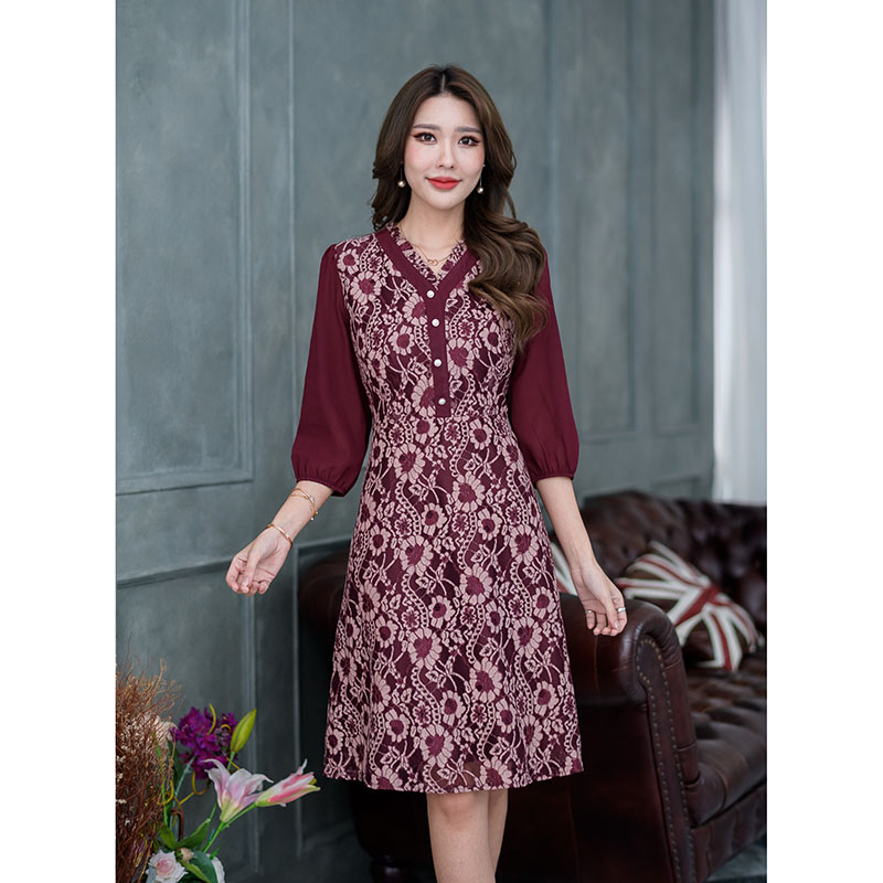 kudapy เดรสสั้นสีชมพู/สีแดงเลือดหมู ลูกไม้เนื้อนิ่ม ตัวเดรสเป็นกระโปรงทรงเอ ต่อเอว ช่วงตัวเสื้อแต่งกระดุมด้านหน้า แขนต่อด้วยผ้าชิฟฟ่อนจั้มแขน