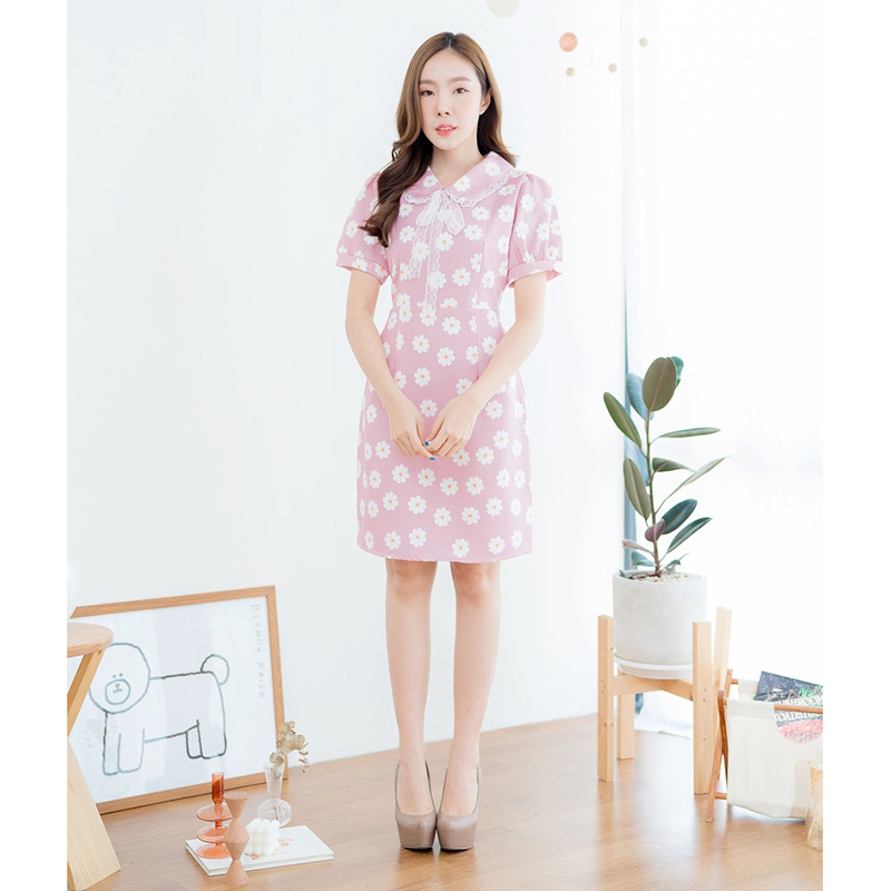 kudapy เดรสสั้นคอบัวลายดอกแขนสั้นสีเขียว/สีกรม คอปกแต่งระบายลูกไม้ลายดอกไม้สีขาว