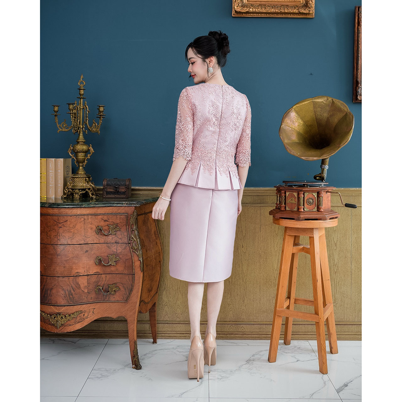 kudapy เดรสผ้าไหม ผสมผสานงานผ้าลูกไม้ใยบวบ ตัวเสื้อเป็นทรงแขนศอก อกซีทรู งานจับจีบทวิสรอบเอวแต่งด้วยลูกไม้ชิ้นเล็ก