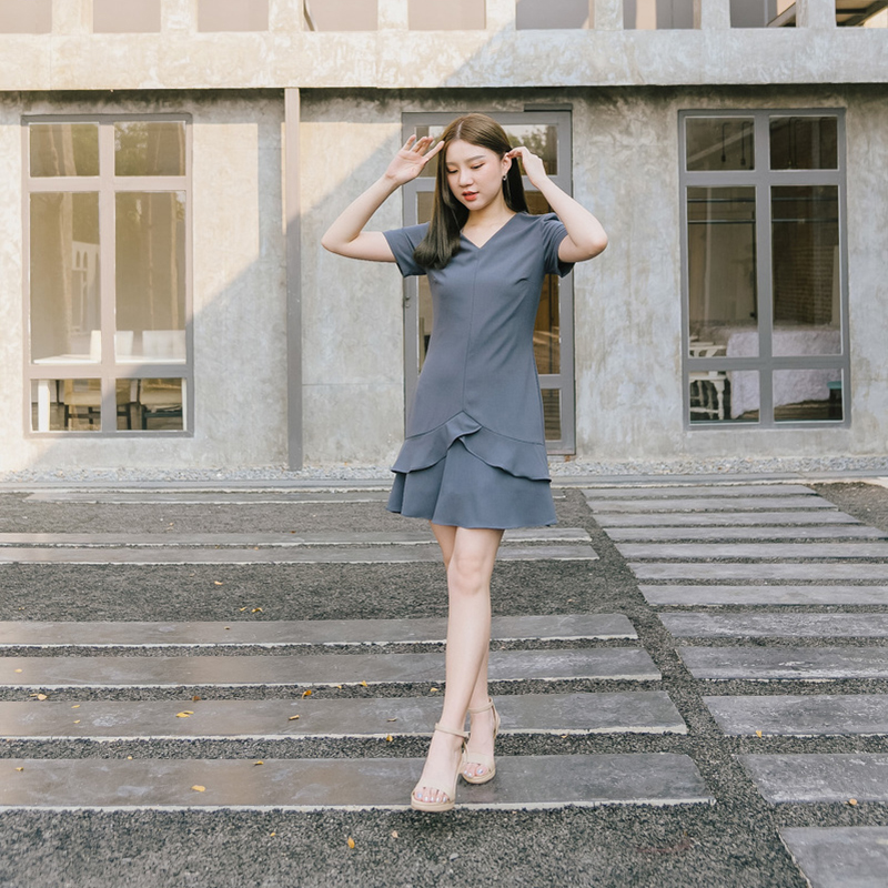 kudapy ชุดเดรสแขนสั้สีเทา ตัดต่อแต่งระบายด้านหน้า ใส่ไปทำงานเข้ารูปเอว ทรงบานเล็กน้อย