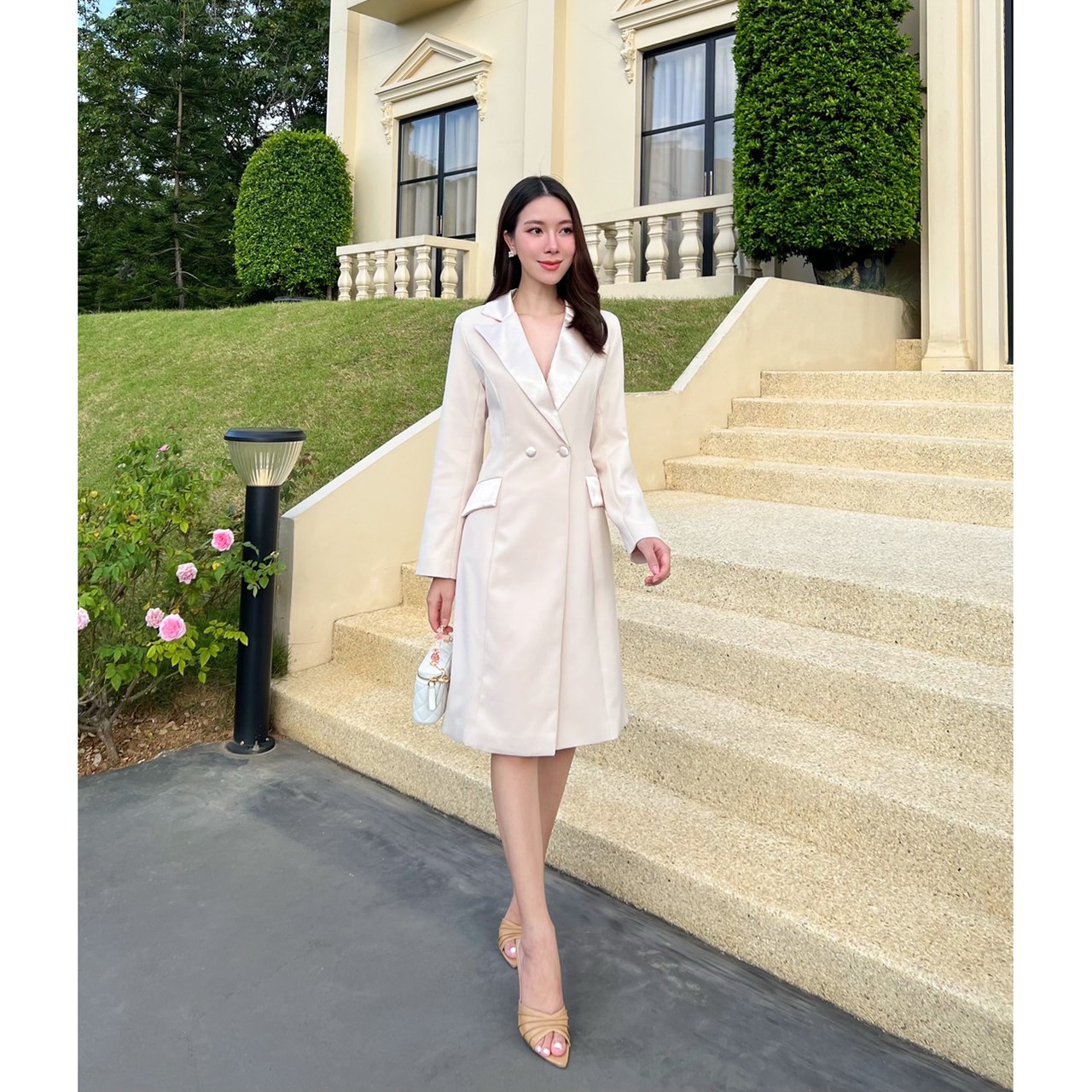 kudapy เดรสสูททรงสอบสีครีม/สีเทา เรียบหรู มีซับในทั้งชุด เป็นเดรสกระดุมหน้า กระเป๋าสามารถใช้งานได้จริง แต่งกระดุม 2 เม็ด