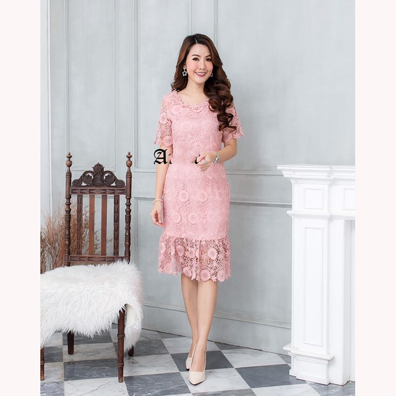 kudapy เดรสลูกไม้สีชมพู/แดงเข้ม แขนสั้น ระบายชายกระโปรง เนื้อผ้าลุกไม้ทอลายดอกไม้ สวยมากค่ะ มีซับในในตัวเนื้อดี