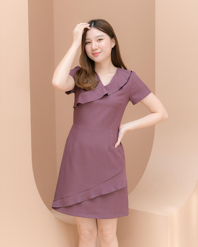 kudapy เดรสสั้นสีน้ำตาล/สีดำ/สีชมพู/สีกรม/เทา/เขียว/ฟ้าเทา คอวี ดีไซน์เล่นระบายที่คอและชายกระโปรง ตัวนี้น่ารักสดใส สไตล์มินิมอล