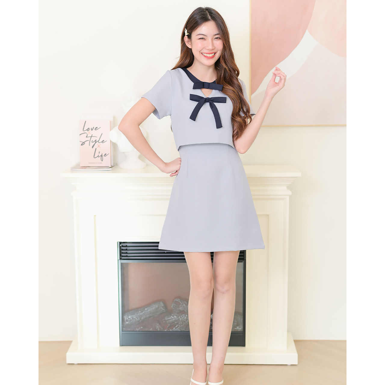 kudapy เดรสแขนสั้นคอวี แต่งโบว์สีตัดตัวชุด 2 ชั้น เดรสชิ้นเดียวน ผ้าเนื้อนิ่มรีดง่ายใส่สบาย ซิปหลังมีซับในทั้งตัว