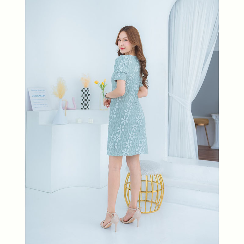 kudapy เดรสสั้นสีเขียว/สีชมพู/สีฟ้า ผ้าทออัดลายดอกทรงสวย งานเข้ารูป มีซิปหลัง